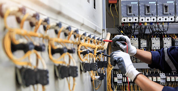 Professional Electrician technician working in New Sharon, IA
